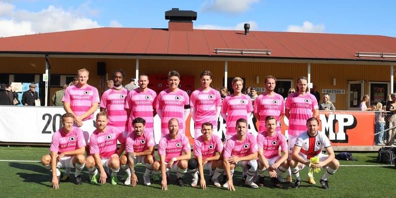 otbollslaget FC Sampierdarenese i rosa tröjor under Rosa matchen